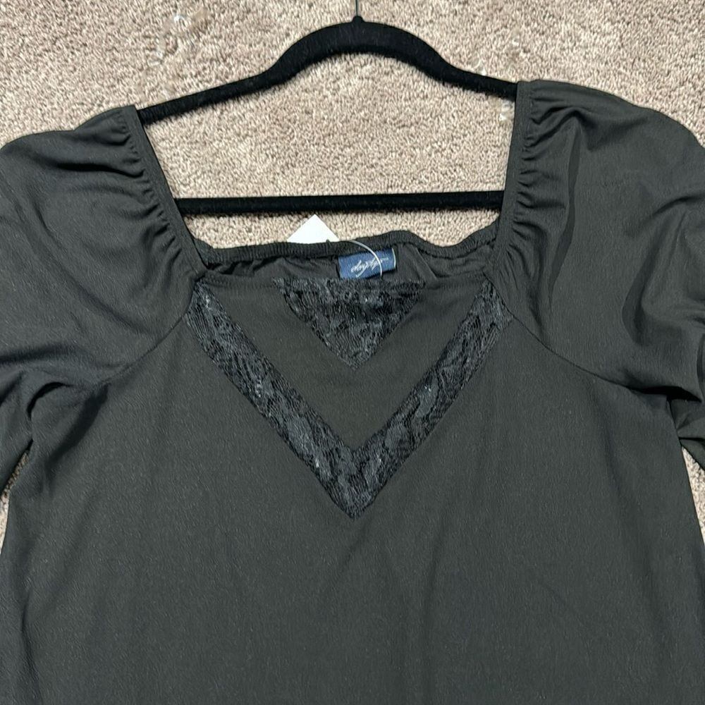 Day trip from buckle size small beautiful black top lace front and puffy sleeves